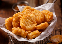 Nuggets de poulet, tagliatelles de légumes, crème dessert